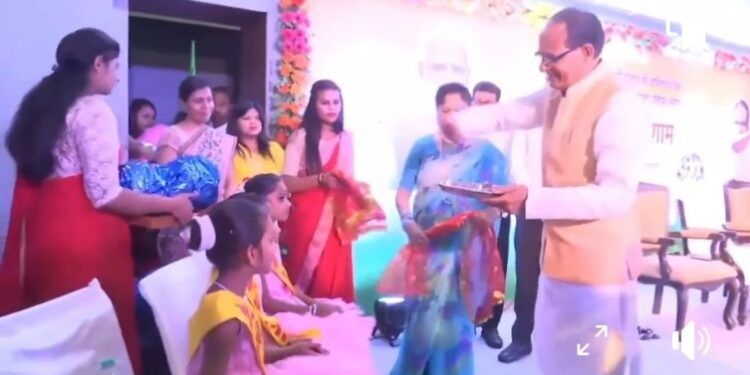 रवींद्र भवन, भोपाल में ‘माँ तुझे प्रणाम योजना’ अंतर्गत आयोजित कार्यक्रम