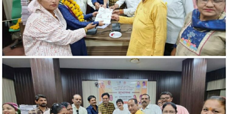 नगर पालिका उपाध्यक्ष  वर्मा एवं सीएमओ  पांडे सहित पार्षदों के नेतृत्व में लाड़ली बहना योजना में पात्र महिलाओं को फूल माला से स्वागत कर स्वीकृति पत्र वितरण किया गया