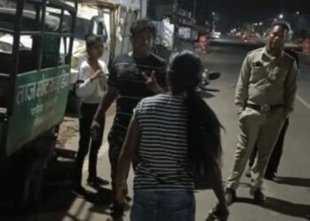 कौन लगती है ये तेरी…बैल्ट से युवक को पीटते हुए युवती ने पूछा सवाल