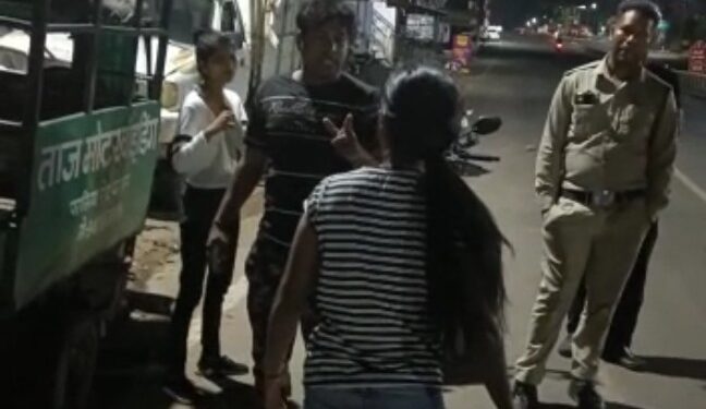 कौन लगती है ये तेरी…बैल्ट से युवक को पीटते हुए युवती ने पूछा सवाल