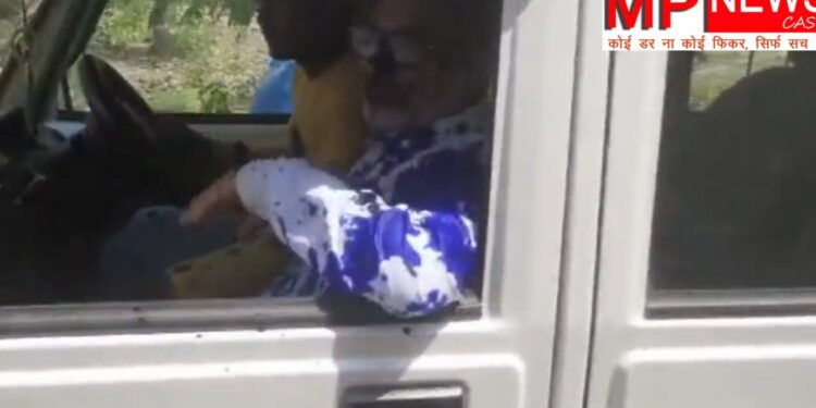 जिला शिक्षा अधिकारी के मुंह पर नेताओं ने पोती स्याही देखिऐ वीडियों