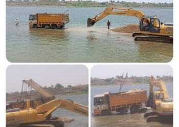 नर्मदा नदी में रेत उत्खनन करते पोकलेन और 2 डंपर पर तीन विभागों की संयुक्त कार्यवाही