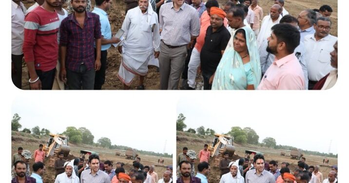 जनसहयोग से कौड़िया तालाब का गहरीकरण कार्य शुरू  पहले दिन एक जे.सी.बी मशीन सहित 43 ट्रेक्टरों का मिला सहयोग  तालाब को पुर्नजीवित करनें भगीरथ बने कलेक्टर श्री प्रसाद के आव्हान पर उठे हजारों हांथ  तालाब गहरीकरण के जलयज्ञ में श्रम और सहयोग की आहुति का अनुष्ठान शुरू