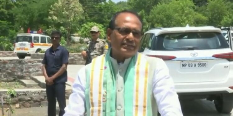 सूत ना कपास, जुलाहों में लट्ठम-लट्ठ  अभी तो शादी तय भी नहीं है, लेकिन लोग शेरवानी पहन कर घूम रहे हैं…