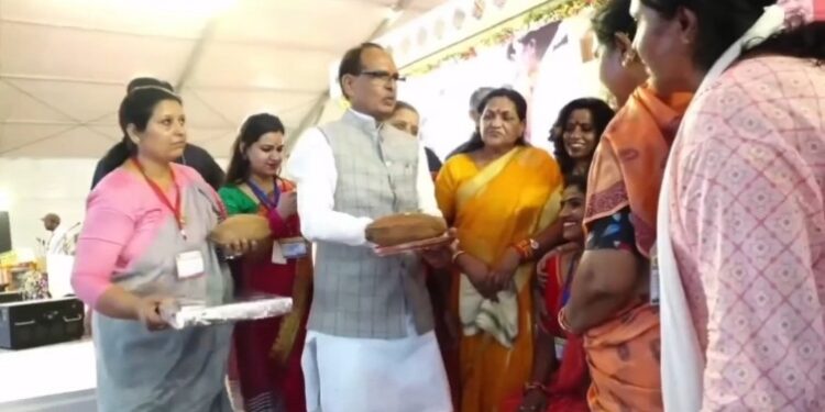 मुख्यमंत्री श्री शिवराज सिंह चौहान के मुख्य आतिथ्य में गैरीसन ग्राउंड, जबलपुर में आयोजित ‘मुख्यमंत्री लाड़ली बहना योजना’ कार्यक्रम