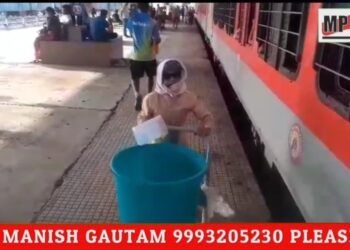 7 साल के बच्चे द्वारा स्टेशन में पानी पिलाने का वीडियो खूब वायरल देखिए वीडियों