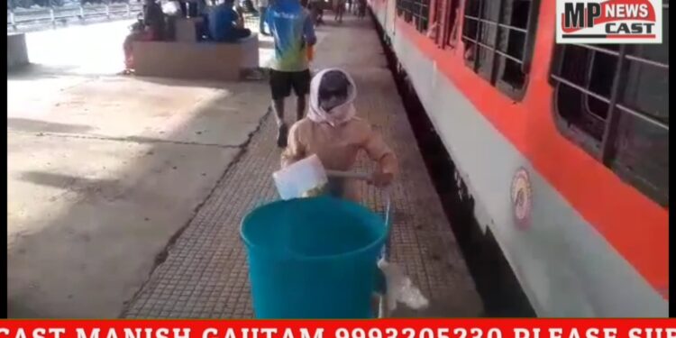 7 साल के बच्चे द्वारा स्टेशन में पानी पिलाने का वीडियो खूब वायरल देखिए वीडियों