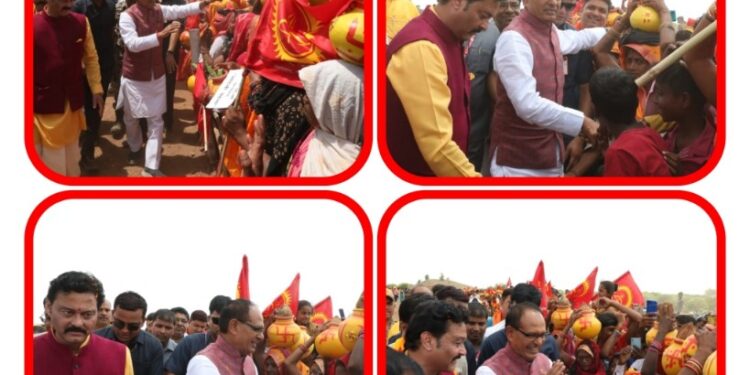 मुख्यमंत्री शिवराज सिंह चौहान बंजारी में हैलीपेड पर उतरते ही लाड़ली बहनों से मिलने पहुंचे