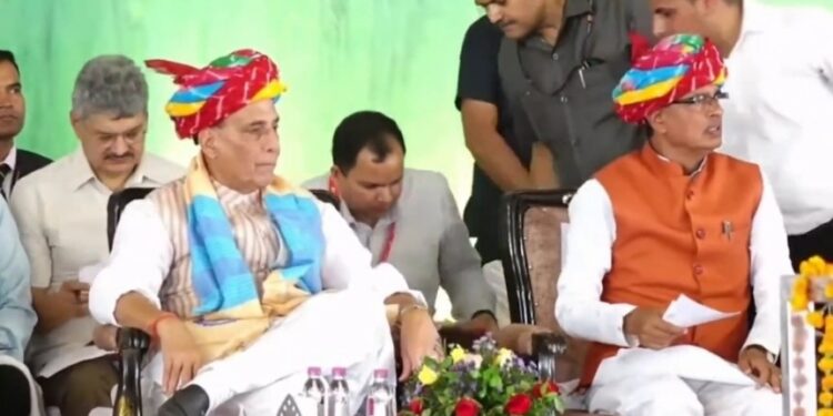 रक्षा  मंत्री राजनाथ सिंह  के साथ आज राजगढ़ में ‘किसान कल्याण महाकुंभ’ में 70 लाख कृषक परिवारों को मुख्यमंत्री किसान कल्याण योजना की 1400 करोड़ रुपये की राशि को सिंगल क्लिक के माध्यम से अंतरित कर अन्नदाताओं को शुभकामनाएं दीं।