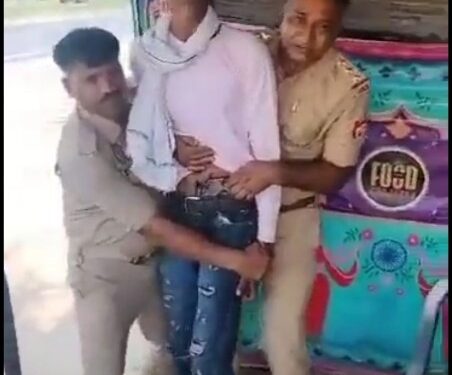 नवाबगंज इंस्पेक्टर की बहादुरी का वीडियो वायरल देखिऐ