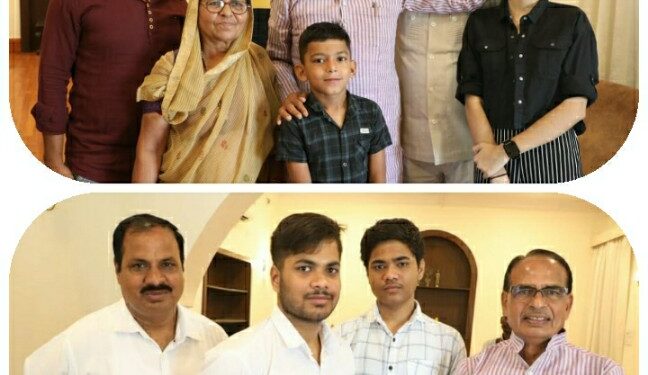 मुख्यमंत्री शिवराज सिंह चौहान ने NEET परीक्षा में सफलता प्राप्त करने पर श्री निखिल राठौर एवं 10वीं की परीक्षा 97% अंकों के साथ उत्तीर्ण करने पर कुमारी अनुष्का चौहान को बधाई व शुभकामनाएं दीं।