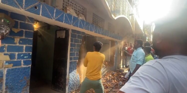 भोपाल में दूसरे आरोपी फ़ेहजान का घर भी गिराया गया, डेढ़ महीने पुराने वीडियो के सामने आते ही पुलिस प्रशासन की सख़्त कारवाई VIDEO