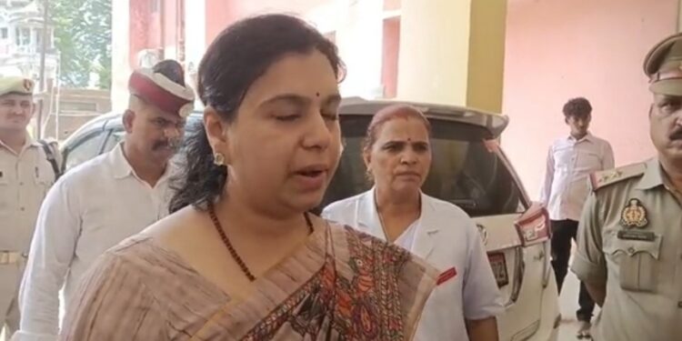 मंडलीय चिकित्सालय में मरीजों की भर्ती के लिए पर्याप्त वेड की व्यवस्था।  100 बच्चों एवं 50 बड़ों के लिए की गई अतिरिक्त की वेड की व्यवस्था।  मंडलीय चिकित्सालय निरीक्षण के पश्चात जिलाधिकारी दिव्या मित्तल ने दी जानकारी।