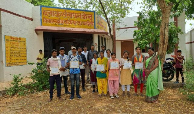 समर कैंप के बाद प्रशिक्षण समाज सेवकों को दिया गया प्रमाण पत्र