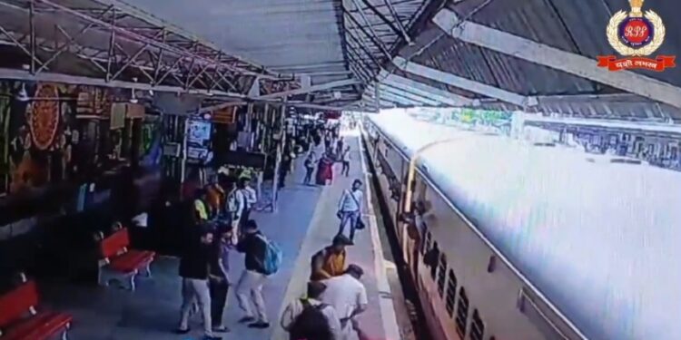 नर्मदापुरम रेल्वे स्टेशन पर चलती ट्रेन से उतरने के क्रम में गिरी महिला यात्री को प्रधान आरक्षक अजीत कटारिया द्वारा तत्परता दिखाते हुए ट्रेन की चपेट में आने से बचाया गया देखिए वीडियो
