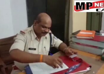 ट्रेन में चेकिंग कर रहा फर्जी टीसी गिरफ्तार फर्जी जॉइनिंग लेटर, आईकार्ड और कुछ सामान बरामद