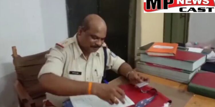 ट्रेन में चेकिंग कर रहा फर्जी टीसी गिरफ्तार फर्जी जॉइनिंग लेटर, आईकार्ड और कुछ सामान बरामद