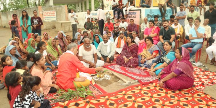 आचार्य विनोबा भावे वार्ड में मुक्तिधाम से खेरमाई तक होगा 65 लाख की लागत से रोड के डामरीकरण का कार्य महापौर श्रीमती प्रीति संजीव सूरी ने निगम अध्यक्ष मनीष पाठक एमआईसी सदस्यों स्थानीय पार्षद की उपस्थिति में वयोवृद्ध व्यक्ति से कराया भूमि पूजन