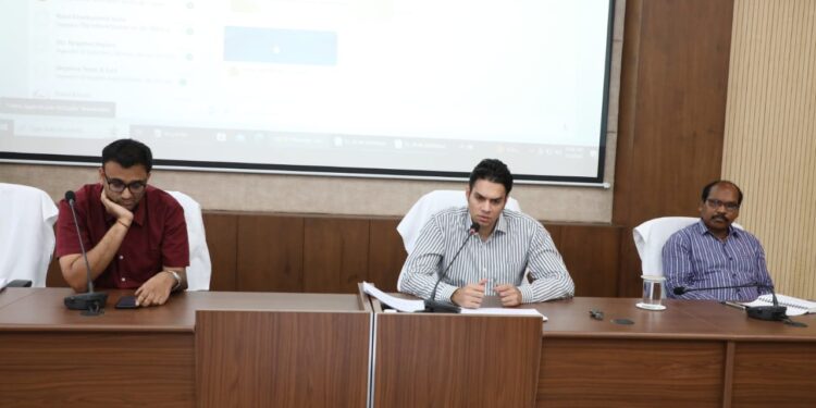 कलेक्टर अविप्रसाद ने समय-सीमा की बैठक में सी एम हेल्पलाइन में लंबित शिकायतों की प्रगति की, की समीक्षा