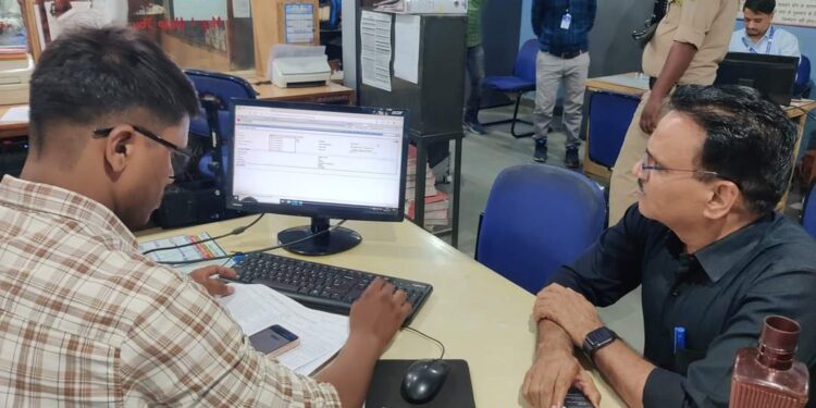 लाडली बहनों के खाते मे कलेक्टर ने 1-1रूपये पहुँचा कर चेक कराए