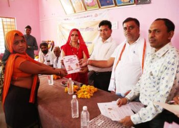 कलेक्टर श्री दीपक आर्य ने ग्राम सभाओं में पहुंचकर लाड़ली बहनों से चर्चा की, मुख्यमंत्री के संदेश का वाचन किया