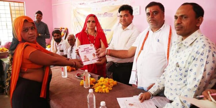 कलेक्टर श्री दीपक आर्य ने ग्राम सभाओं में पहुंचकर लाड़ली बहनों से चर्चा की, मुख्यमंत्री के संदेश का वाचन किया