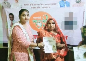 लाड़ली बहना योजना में पात्र महिलाओ को पथरिया सीएमओ ज्योति सुनेरे ने दिए स्वीकृति पत्र
