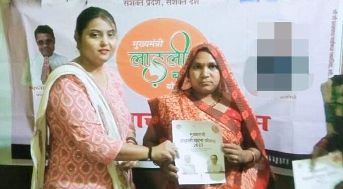 लाड़ली बहना योजना में पात्र महिलाओ को पथरिया सीएमओ ज्योति सुनेरे ने दिए स्वीकृति पत्र