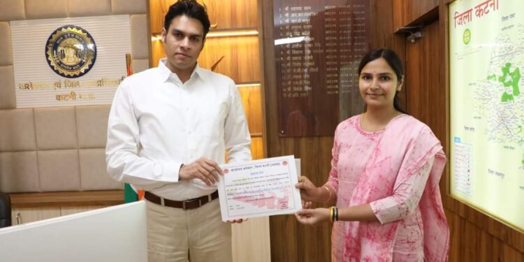 कलेक्टर अविप्रसाद प्रसाद ने परियोजना अधिकारी मुड़वारा श्रीमती विद्या पाण्डेय को किया सम्मानित