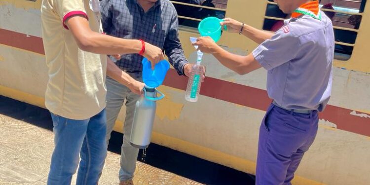 भारत स्काउट्स एवं गाइड्स बच्चो द्वारा यात्रियों की प्यास बुझाने के लिए रेल्वे स्टेशन से गुजरने वाली गाड़ियों में यात्रियों के लिए पानी की उपलब्धता की जा रही है