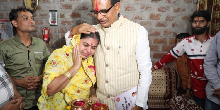 जब मुख्यमंत्री ने कहा बहन तेरा भाई अभी ज़िंदा है,गीत गाकर ममता को दिलासा भी दिलाया
