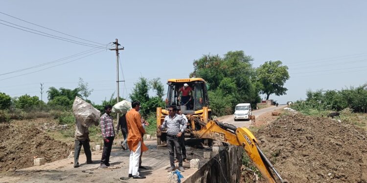 बरसात से पूर्व बड़े नालों की सफाई के लिए नगरपालिका ने नालों में उतारी जेसीबी,निरीक्षण करने नगरपालिका अध्यक्ष सहित स्वास्थ्य सभापति पहुंचे…..!