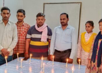 उड़ीसा में हुई ट्रेन दुर्घटना में जान गवाने वाले यात्रियों को दी गई श्रद्धांजलि