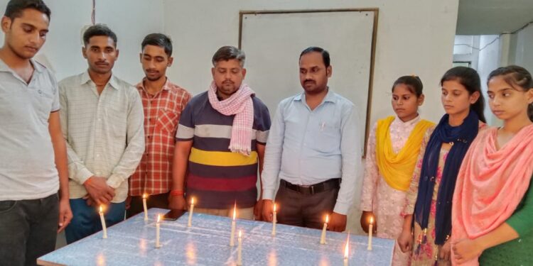 उड़ीसा में हुई ट्रेन दुर्घटना में जान गवाने वाले यात्रियों को दी गई श्रद्धांजलि