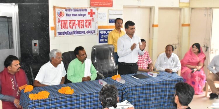 रेडक्रास द्वारा आयोजित शिविर में नर्मदापुरम कथा व्यास मंच के भगवताचार्यों ने वैदिक मंत्रोच्चार के साथ किया रक्तदान,रक्तदान से कई लोगों की जिंदगी बचती है : कलेक्टर नीरज कुमार सिंह VIDEO