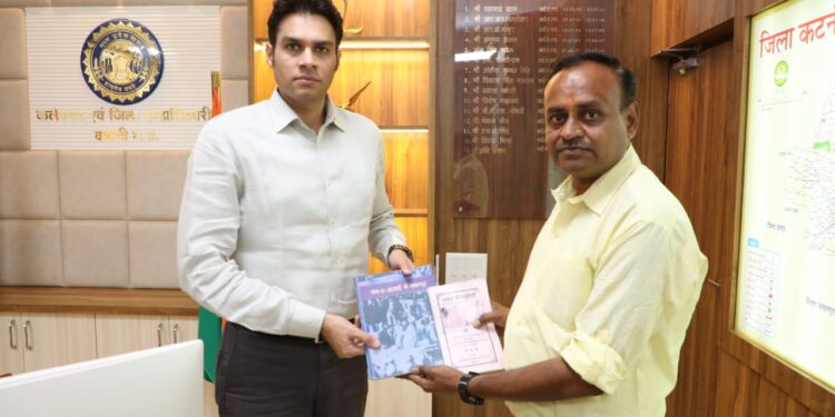 स्वतंत्रता सेनानियों के बारे में पढ़ सकेंगे छात्रावासी विद्यार्थी, कलेक्टर की पहल से प्रेरित होकर लेखक के पुत्र ने भेंट की प्रति, 50 पुस्तकें करेंगे भेंट, स्थानीय आजादी सिपाहियों को जान सकेंगे छात्र