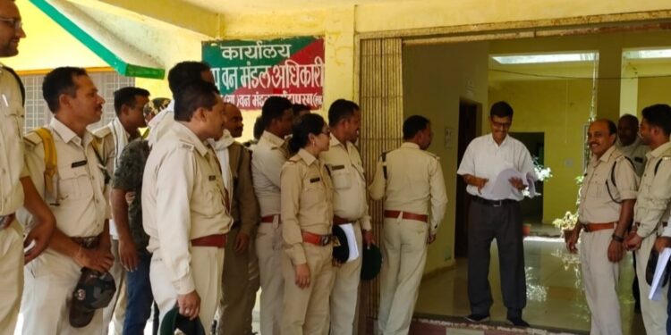 रेंजर की तानाशाही से त्रस्त हुए कर्मचारी,मुख्य वन संरक्षक के नाम सौंपा ज्ञापन,शिकायत में की गई जांच की मांग,वन विभाग के कर्मचारियों ने लगाए गंभीर आरोप,रेंजर को नहीं हटाए जाने पर हड़ताल की दी धमकी…!