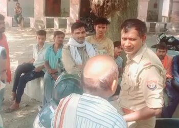खेत में सब्जियों की फसल में पानी लगा रहे युवा किसान की अचानक करंट की चपेट में आ जाने से दुखद मौत हो गई। वहीं घटना की जानकारी मिलने पर परिजनों में कोहराम मच गया।