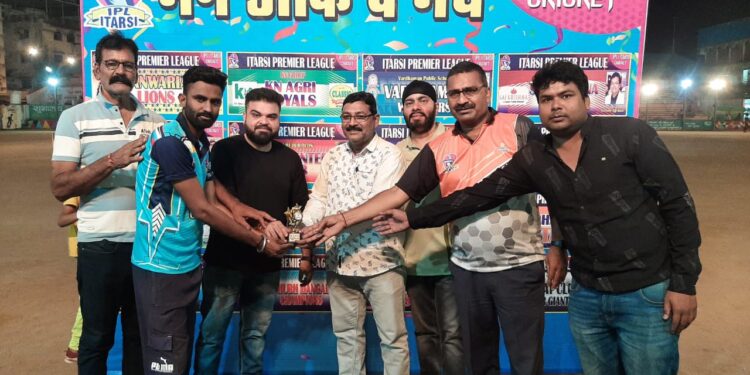 नाइट क्रिकेट प्रीमियर लीग, “गांधी मैदान पर खेली जा रही” इटारसी प्रीमियर लीग ” डे- नाइट ” क्रिकेट प्रति. के तीसरे दिन आज 5 मैच खेले गए