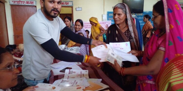 ग्राम पंचायत पालनपुर में मुख्यमंत्री लाड़ली बहना योजना के स्वीकृति पत्र वितरित किए