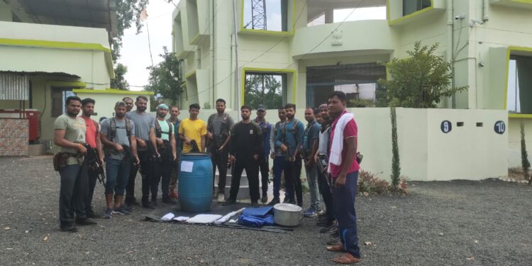 मंडला पुलिस एवं हॉक फोर्स को सर्चिंग के दौरान मिला नक्सली डंप: विस्फोटक सामग्री की गई जप्त