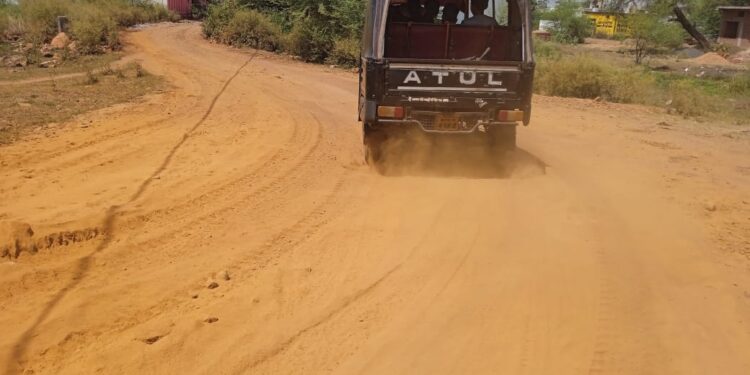 पीली मिट्टी की धूल के गुबार से वार्डवासी परेशान, पार्षद बनी अनजान