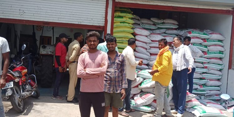 जिले में डीएपी के नाम पर नकली खाद का जखीरा पकड़ाया, बलवान खाद के नाम से राजस्थान के व्यापारी बेच रहे थे खाद,गोदाम को किया सील,सूचना मिलने पर कृषि विस्तार अधिकारी संजय पाठक ने की छापामार कार्यवाही अधिकारियों को किया सूचित…..