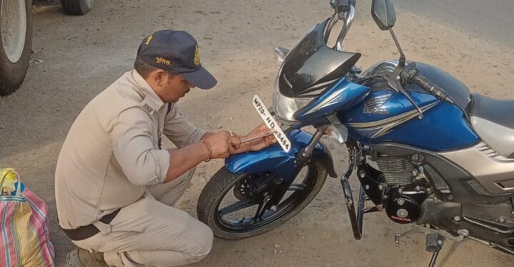 वाहनों पर पुलिस लिखवा रही नंबर* बिना नम्बर लिखे वाहनों पर पुलिस का अभियान