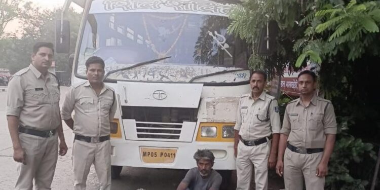 माखननगर के रास्ते नर्मदापुरम आ रही शिव शक्ति बस से आबकारी टीम ने पकड़ी अवैध शराब,बालागंज निवासी आरोपी को किया गिरफ्तार,बस ड्राइवर कंडक्टर को समझाइश देकर छोड़ा