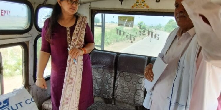 बिना फिटनेस संचालित बस पर आरटीओ ने की चालानी कार्यवाही,भौतिक मापदंड के बिना संचालन पर लगाई रोक VIDEO