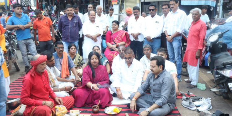 लगभग 19 लाख की लागत से बहुरेंगे शहर के सबसे व्यस्ततम मार्ग सुभाष चौक से रेलवे स्टेशन तक के दिन* *महापौर श्रीमती प्रीति संजीव सूरी ने अपने शहर विकास में शामिल संकल्प को पूरा कर निगम अध्यक्ष मनीष पाठक एवं स्थानीय पार्षद मिथलेश जैन,मौसूफ बिट्टू एवं एमआईसी सदस्यों की उपस्थिति में किया भूमि पूजन