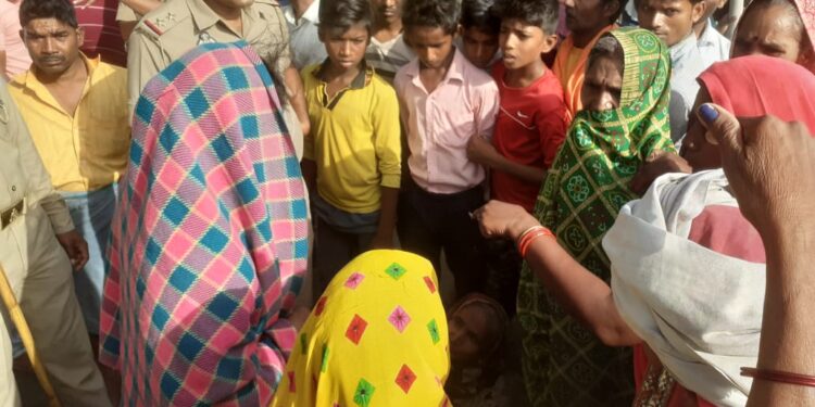 बिजली विभाग के आक्रोशित ग्रामीणों चकिया अहरौरा मुख्य मार्ग को किया जाम*