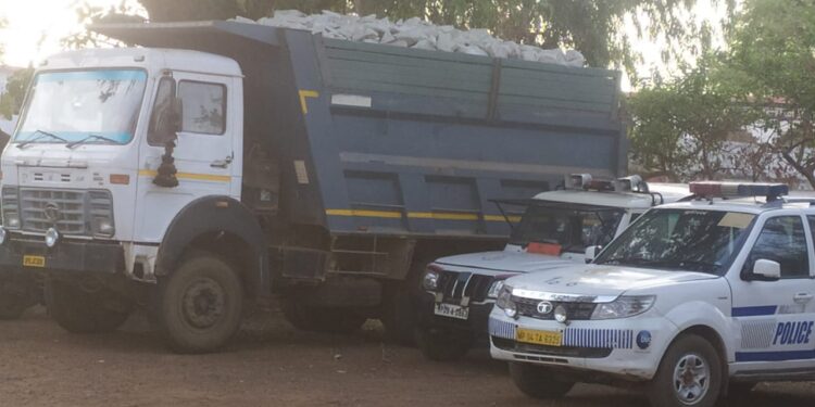 हरदी नर्मदा नहर के पास सफेद पत्थर का ओवरलोडिंग परिवहन करने पर पुलिस ने किया कार्रवाई