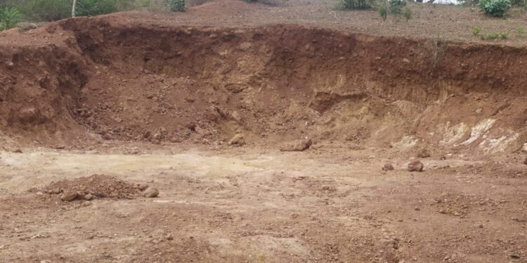 उमरियापान के बिरखा क्षेत्र में गौशाला के बाजू से बगैर अनुमति पहाड़ी से मुरम का उत्खनन कर रहे माफिया